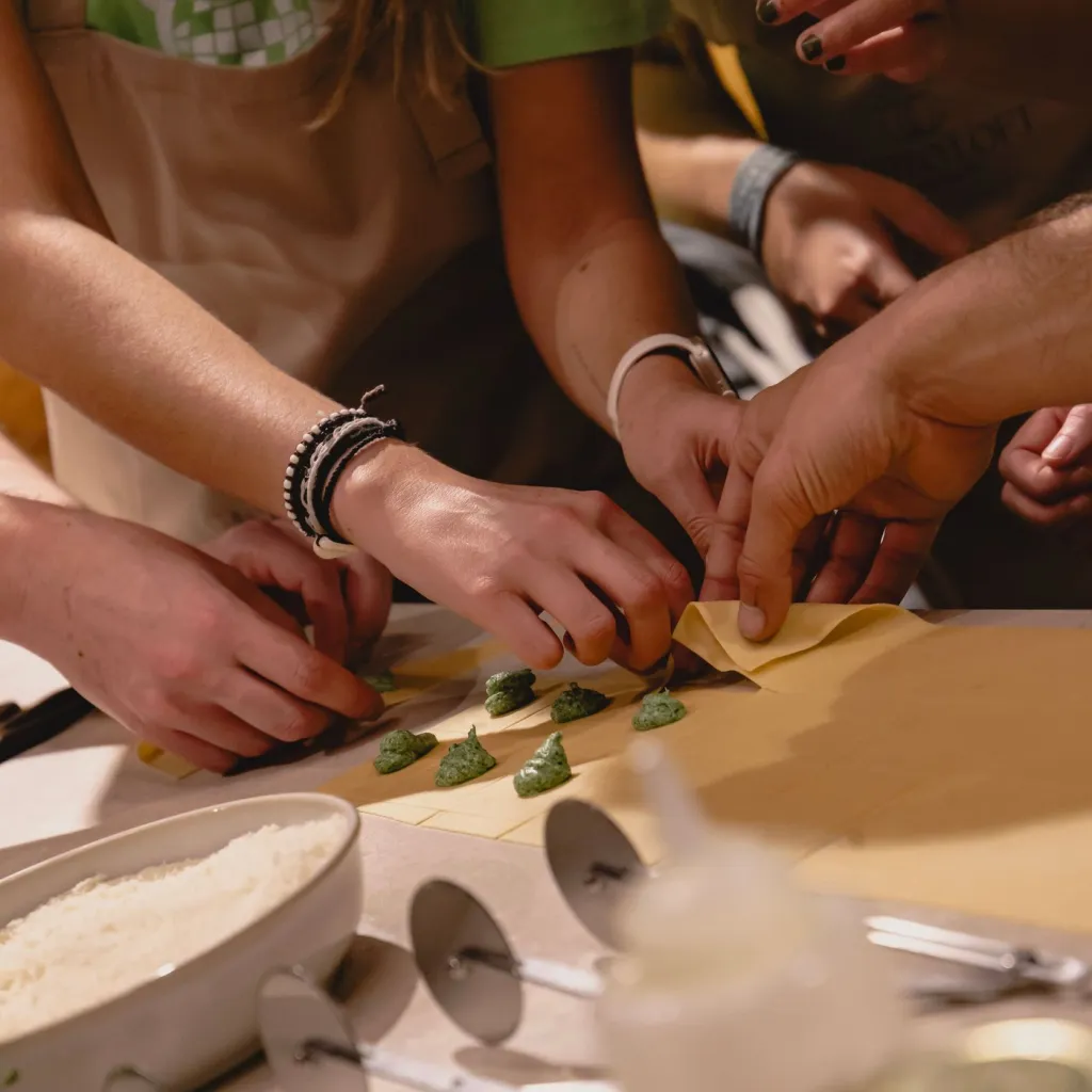 Des mains façonnent des raviolis pendant un atelier cuisine