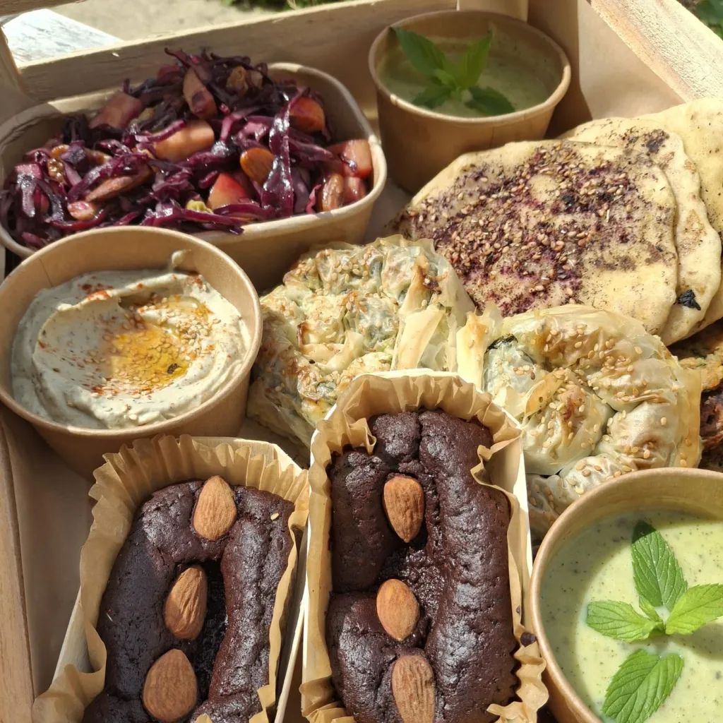 Gros plan sur une brunchette : chou rouge, houmous, pains farcis, gâteaux au chocolat et soupe verte