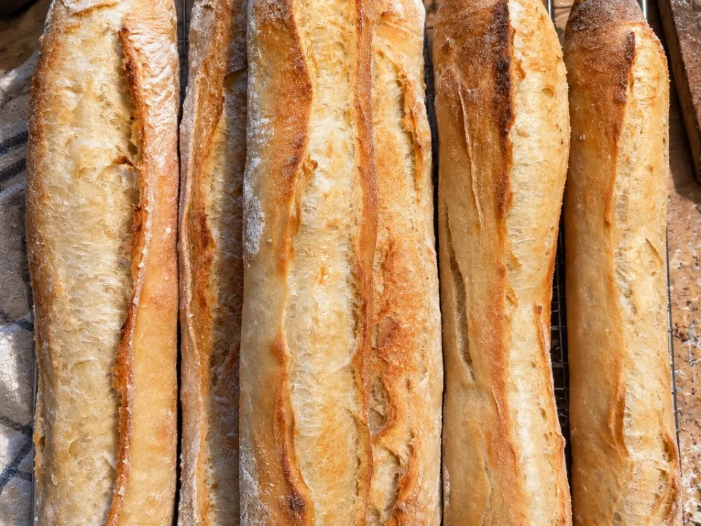 Baguettes maison à la croûte dorée sur une grille
