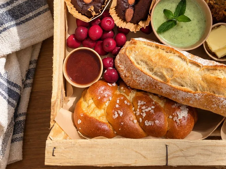 Brioche tressée, baguette, cerises et coulis dans la cagette